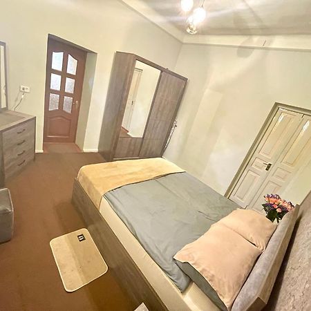 Goodhouse Apartment Yerevan Bagian luar foto