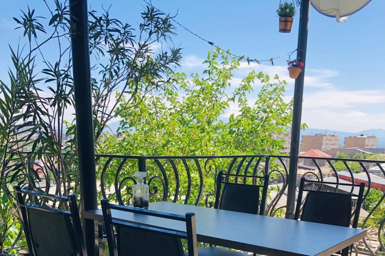 Goodhouse Apartment Yerevan Bagian luar foto