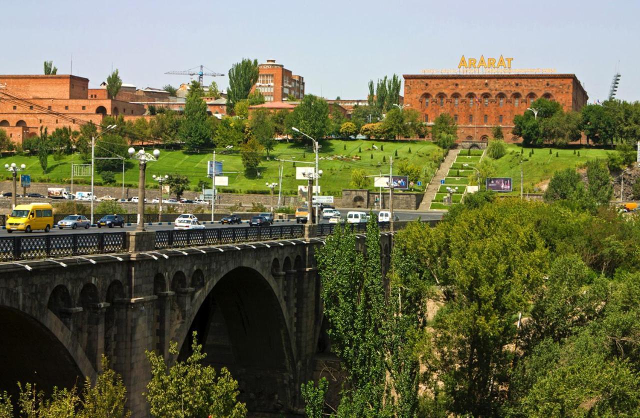 Goodhouse Apartment Yerevan Bagian luar foto