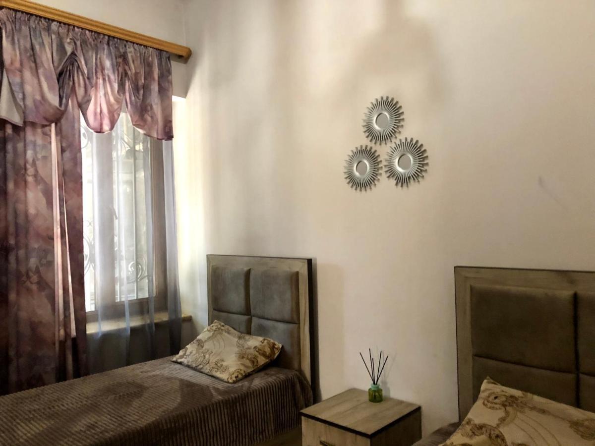 Goodhouse Apartment Yerevan Bagian luar foto