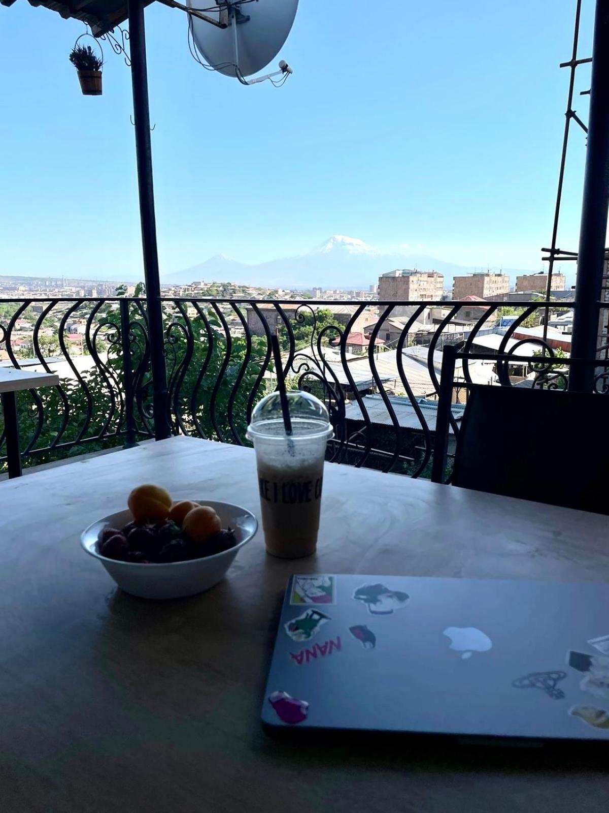 Goodhouse Apartment Yerevan Bagian luar foto
