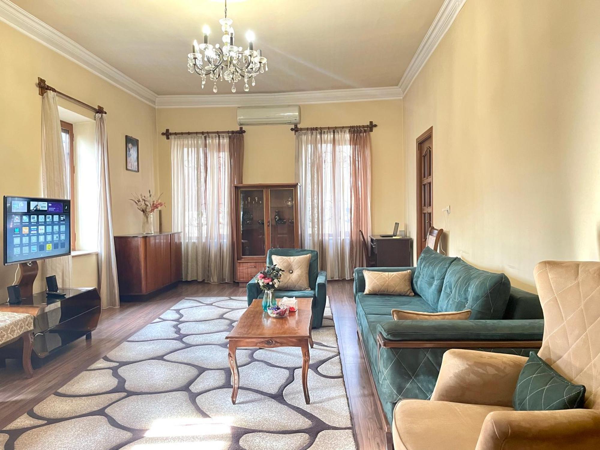 Goodhouse Apartment Yerevan Bagian luar foto