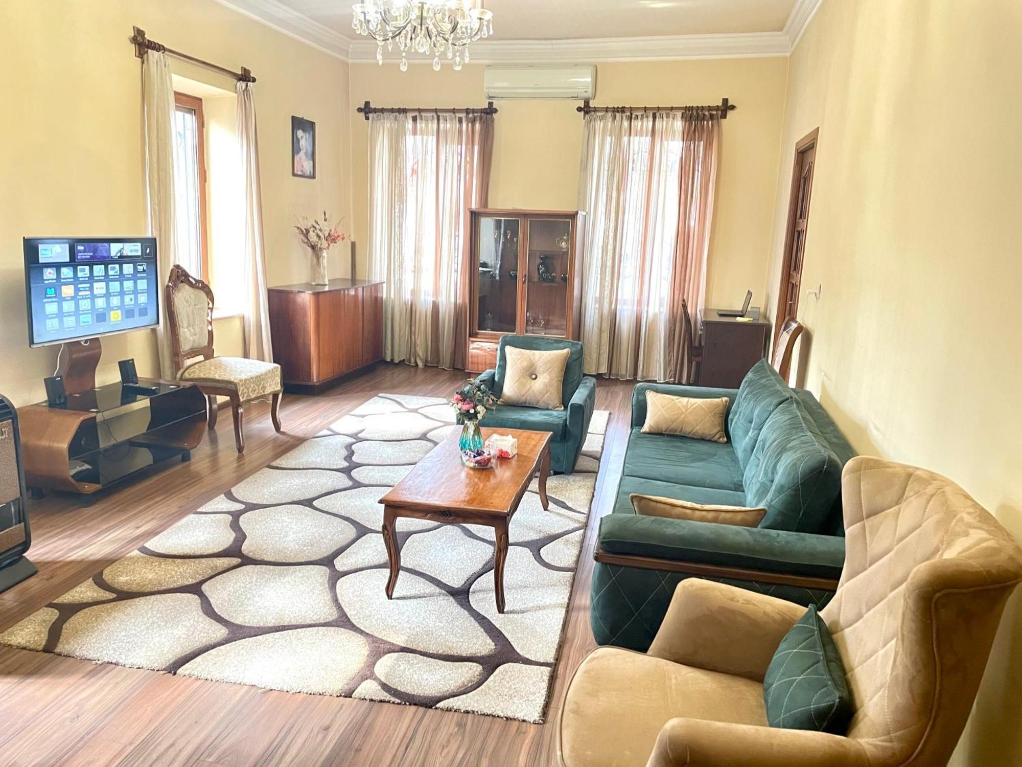 Goodhouse Apartment Yerevan Bagian luar foto
