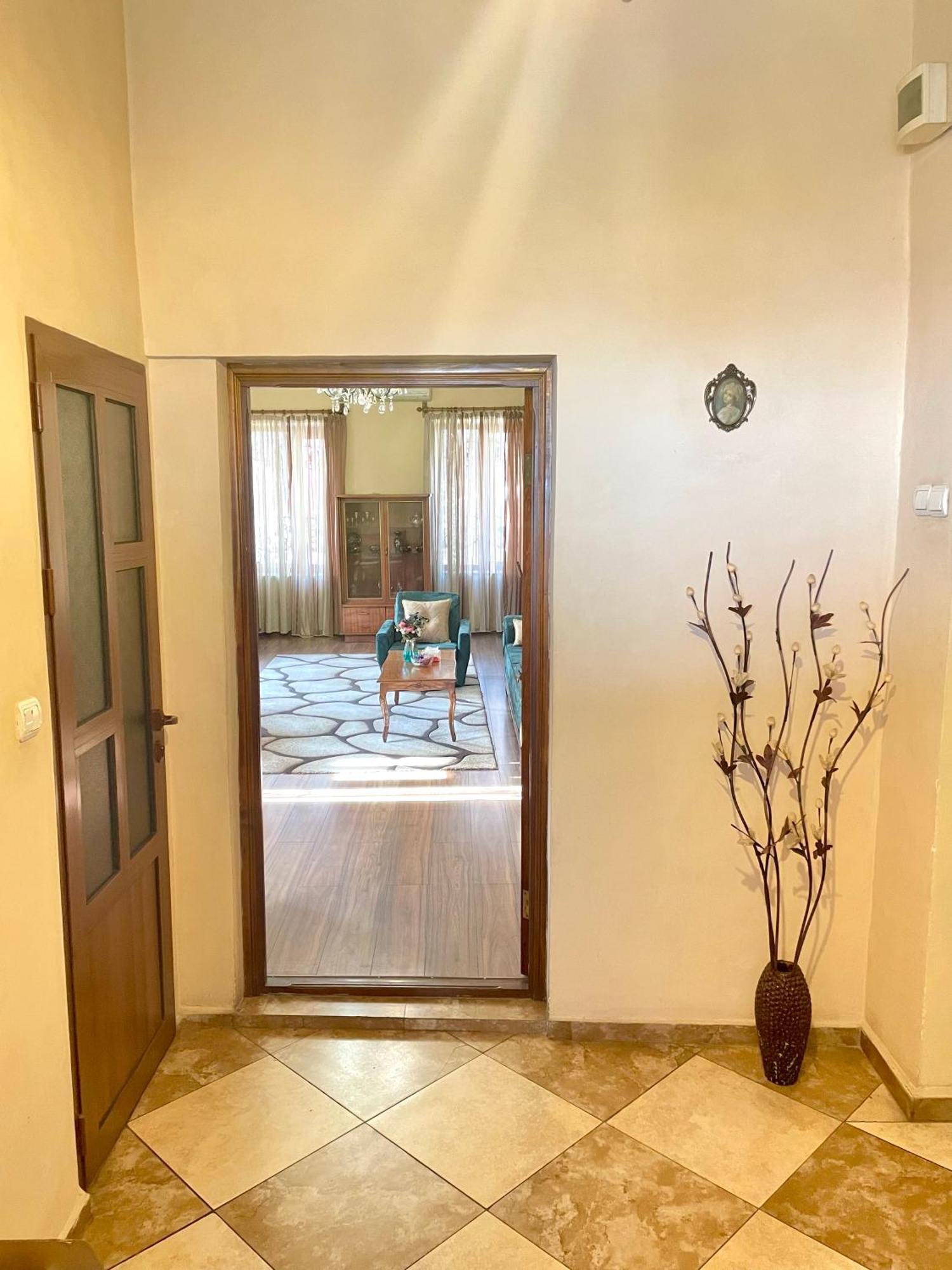 Goodhouse Apartment Yerevan Bagian luar foto