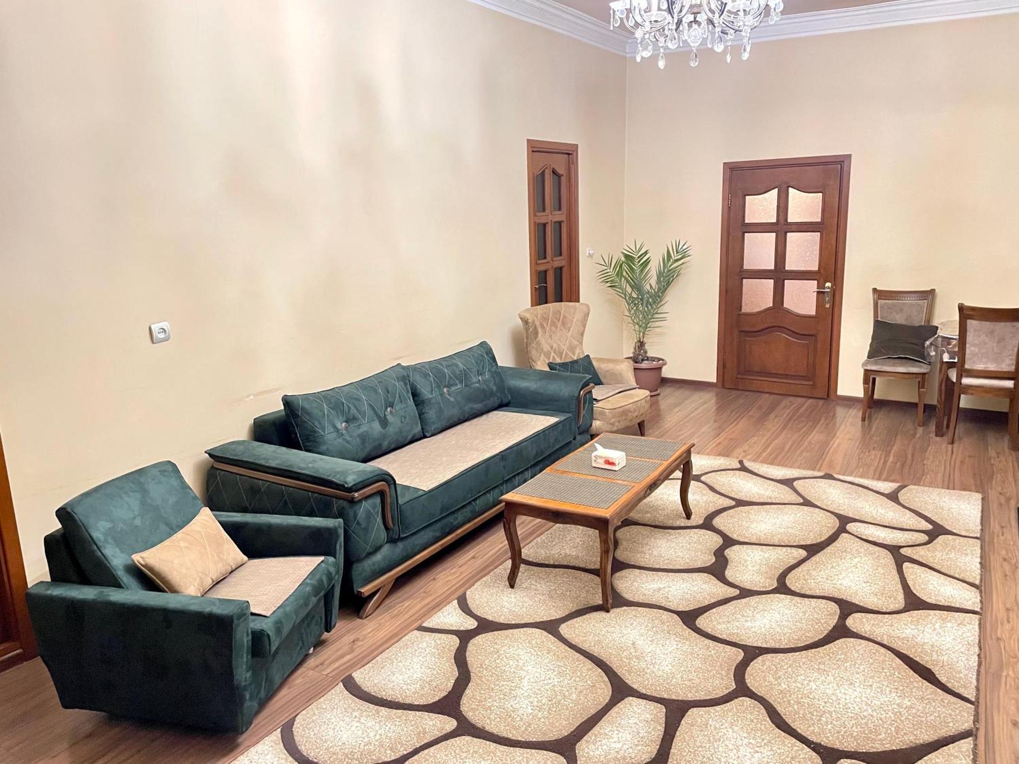 Goodhouse Apartment Yerevan Bagian luar foto